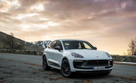 2023 Porsche Macan T (Color: Pure White) Front Three-Quarter Wallpapers 450x275 (44)