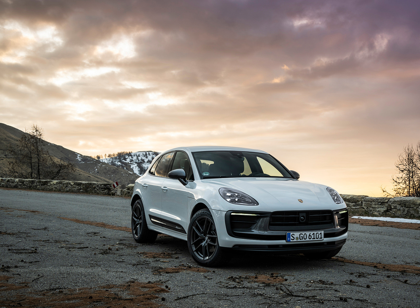 2023 Porsche Macan T (Color: Pure White) Front Three-Quarter Wallpapers #44 of 225