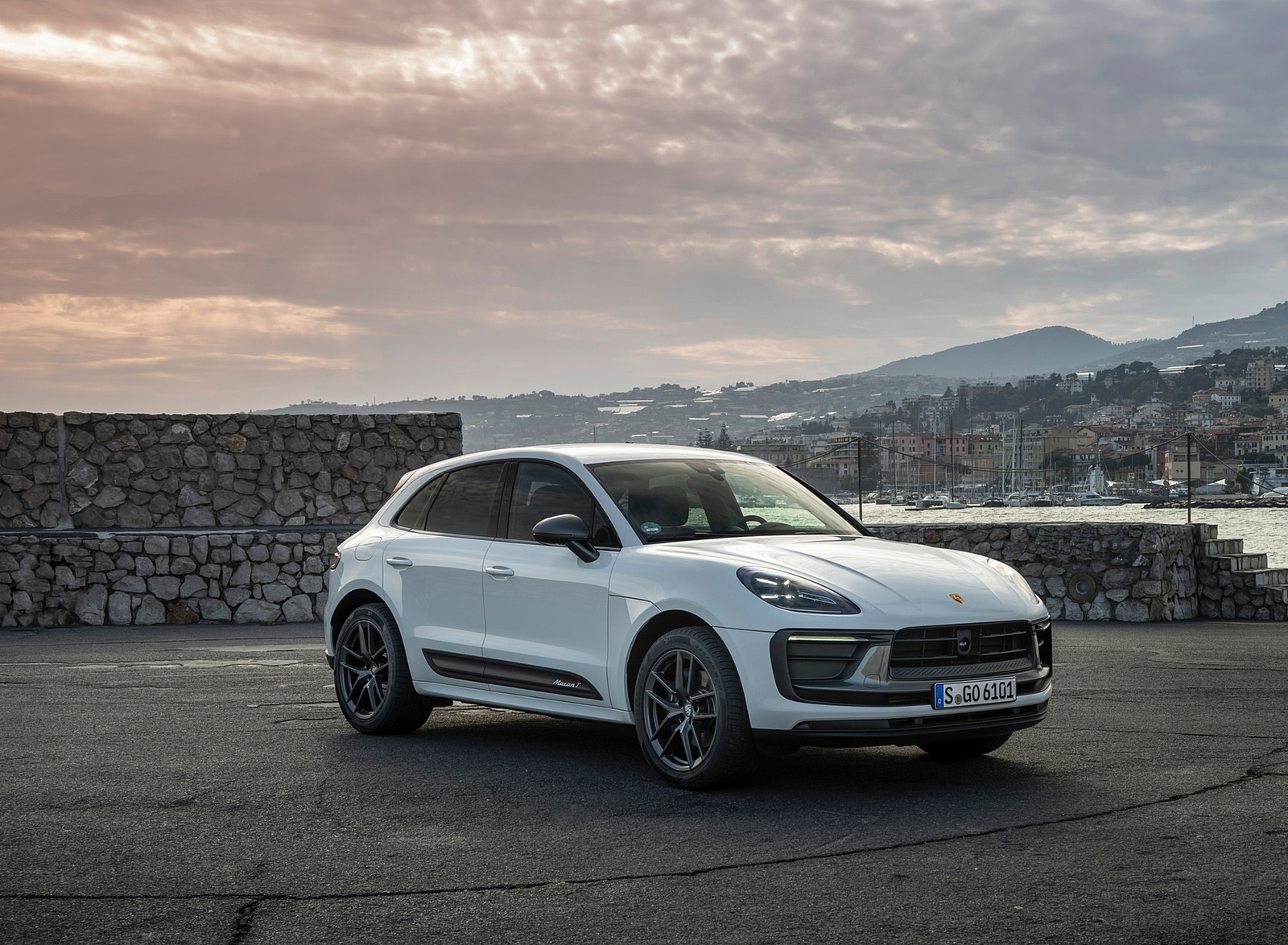 2023 Porsche Macan T (Color: Pure White) Front Three-Quarter Wallpapers #50 of 225