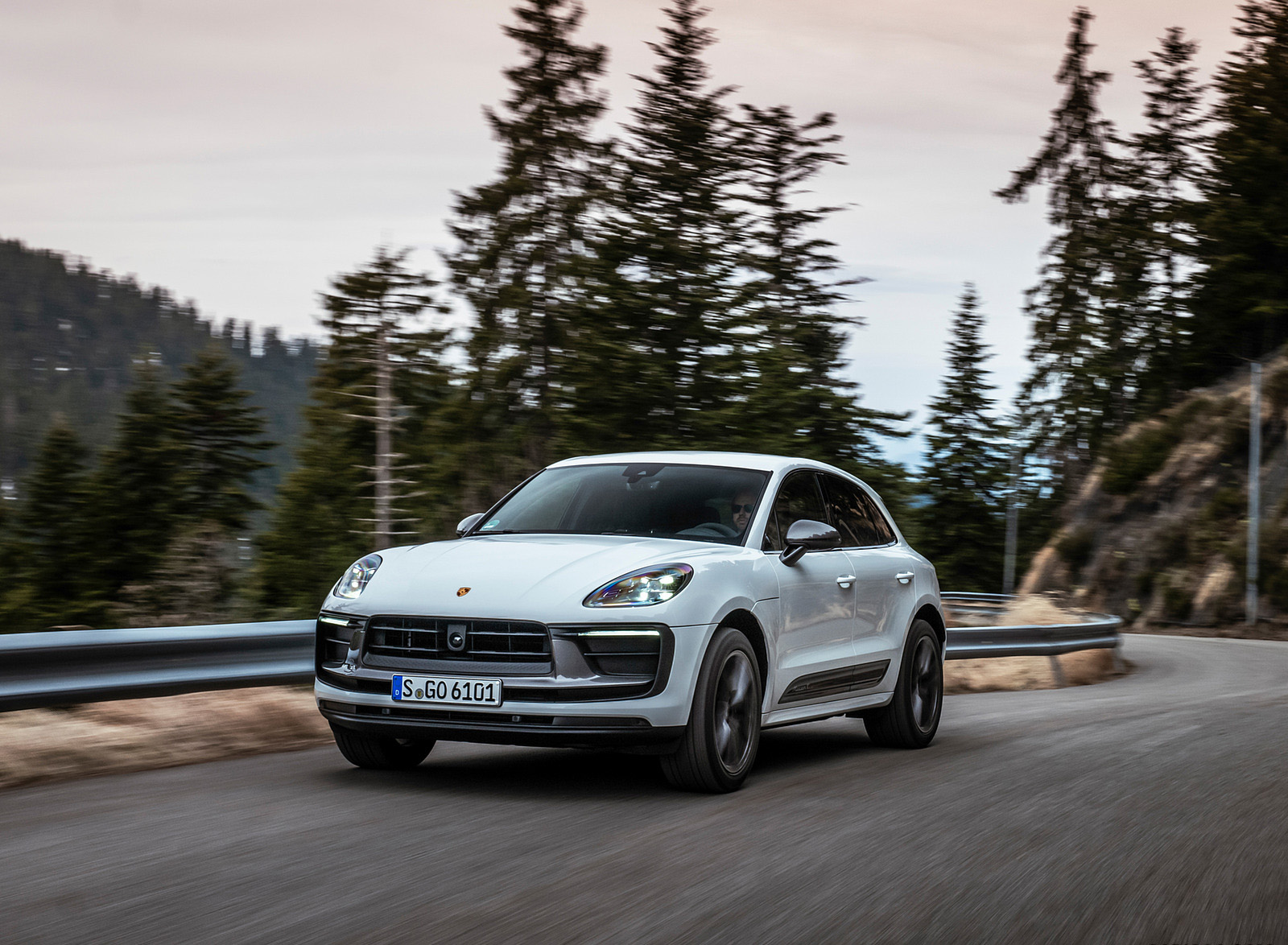 2023 Porsche Macan T (Color: Pure White) Front Three-Quarter Wallpapers #18 of 225