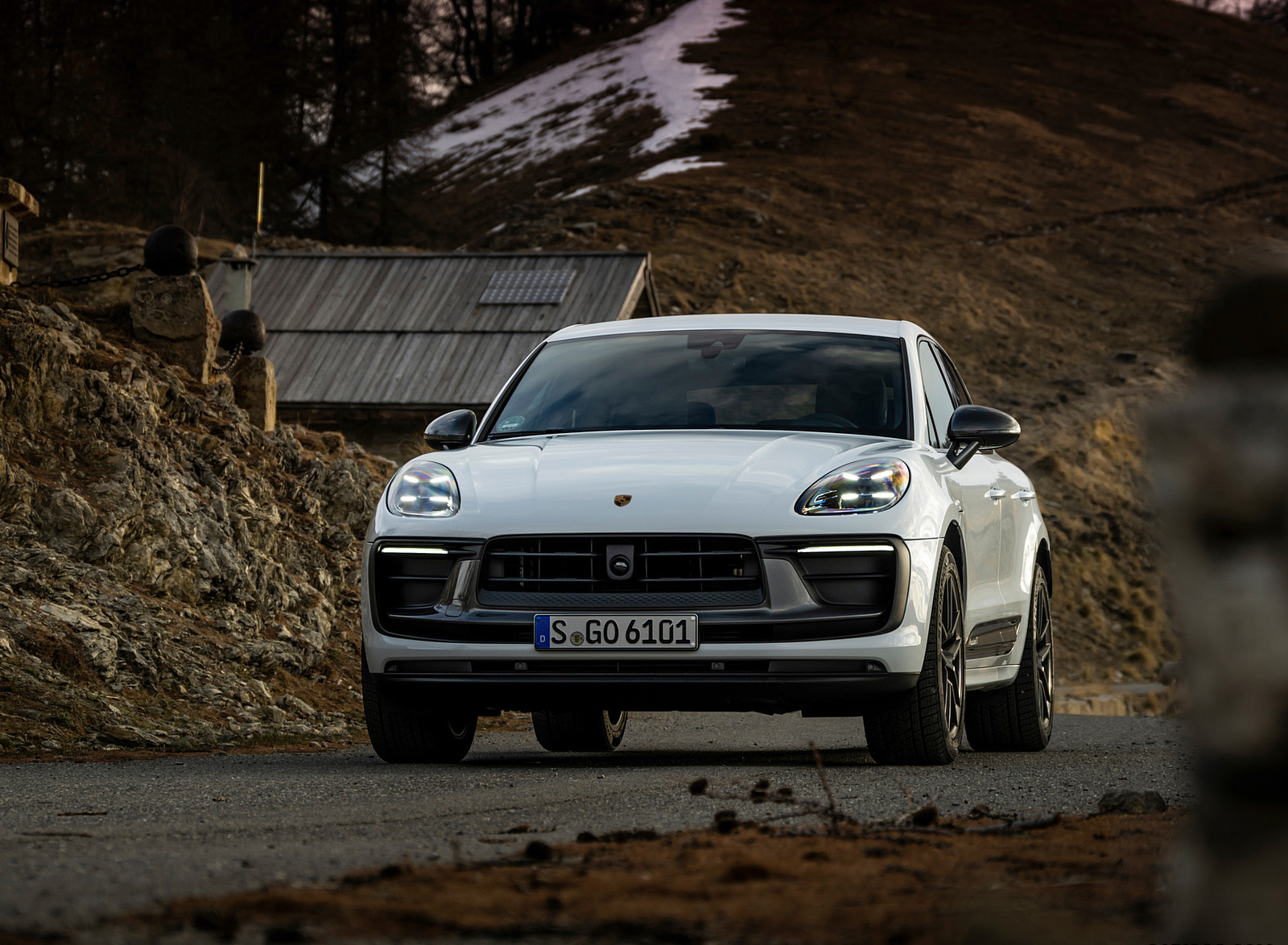 2023 Porsche Macan T (Color: Pure White) Front Wallpapers #41 of 225