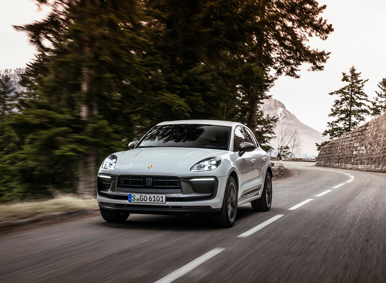 2023 Porsche Macan T (Color: Pure White) Front Wallpapers  (10)