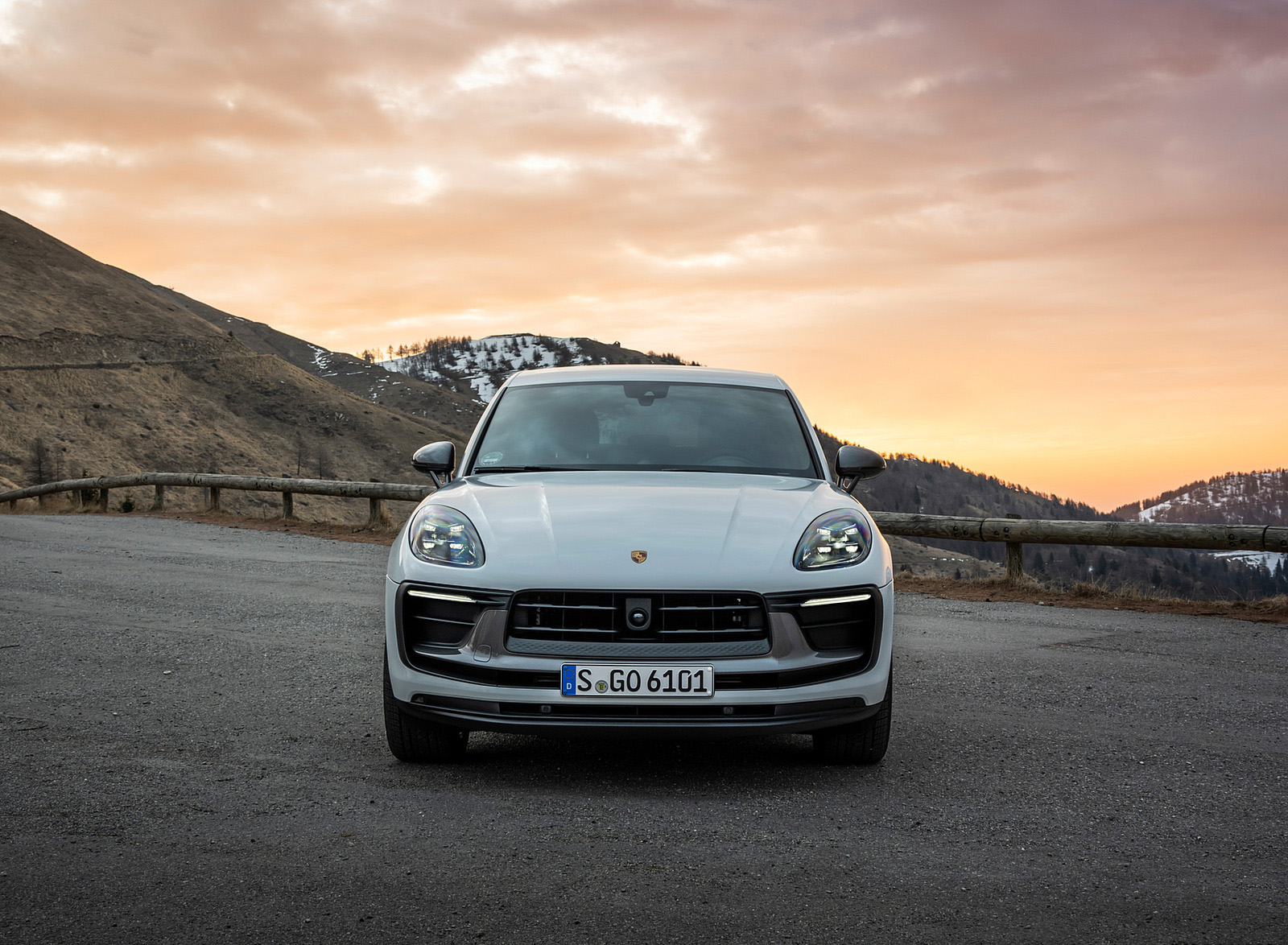 2023 Porsche Macan T (Color: Pure White) Front Wallpapers #51 of 225