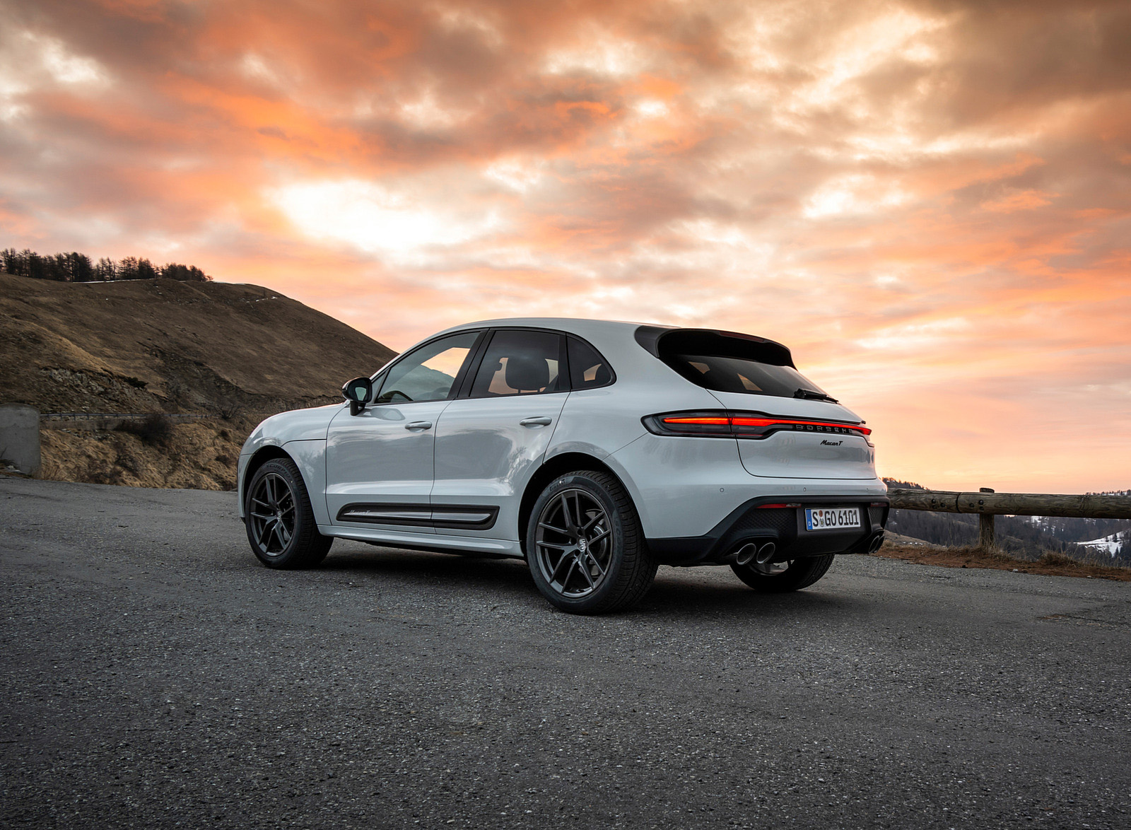 2023 Porsche Macan T (Color: Pure White) Rear Three-Quarter Wallpapers #46 of 225