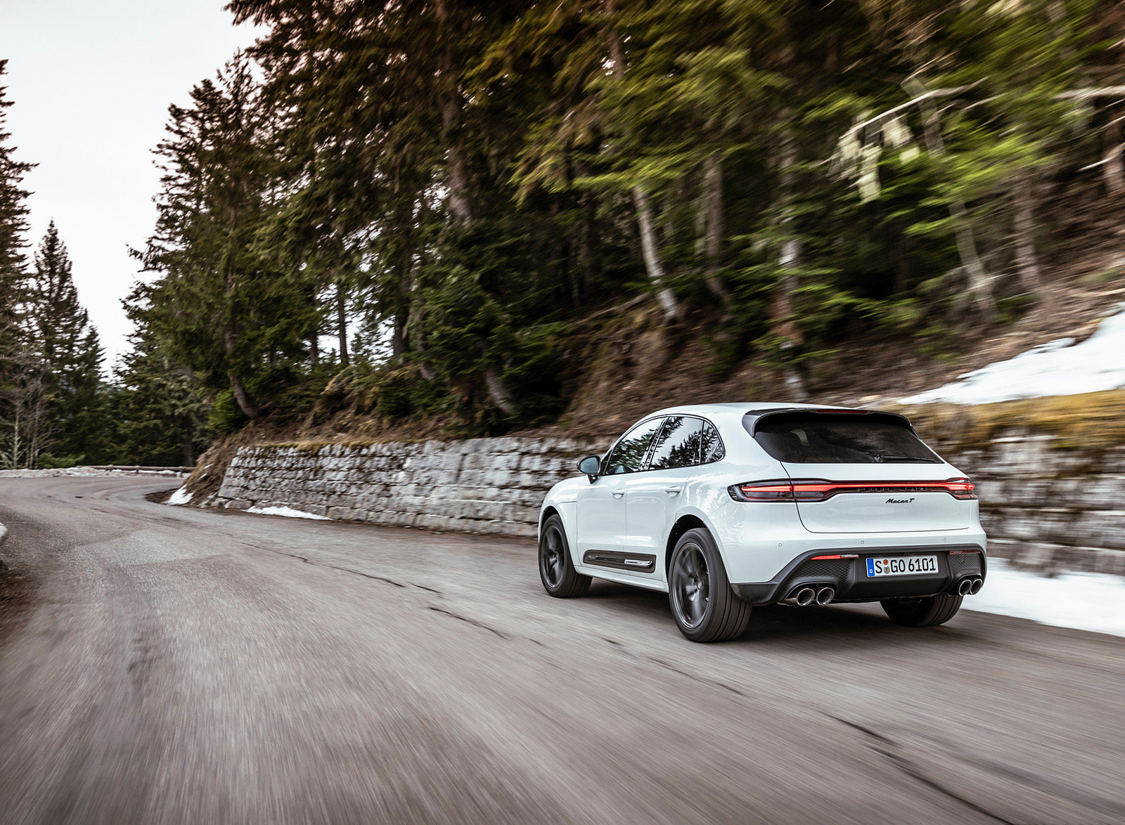 2023 Porsche Macan T (Color: Pure White) Rear Three-Quarter Wallpapers #19 of 225