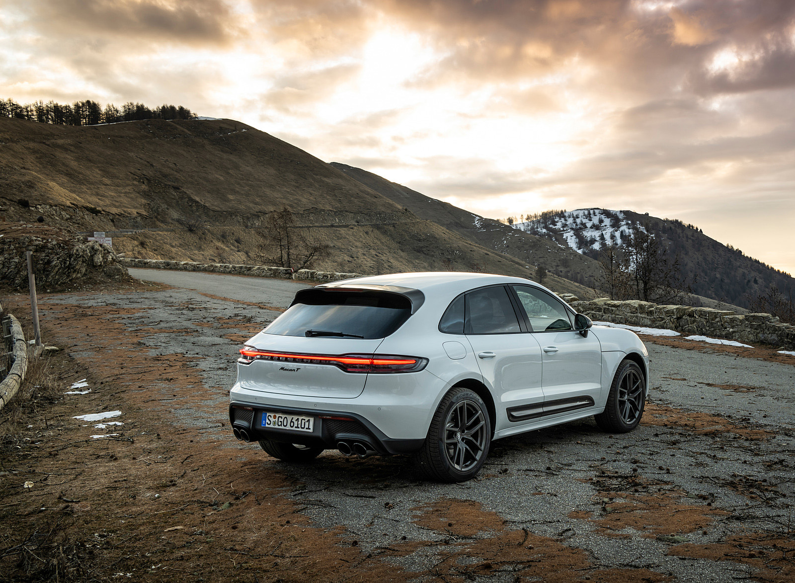 2023 Porsche Macan T (Color: Pure White) Rear Three-Quarter Wallpapers #47 of 225