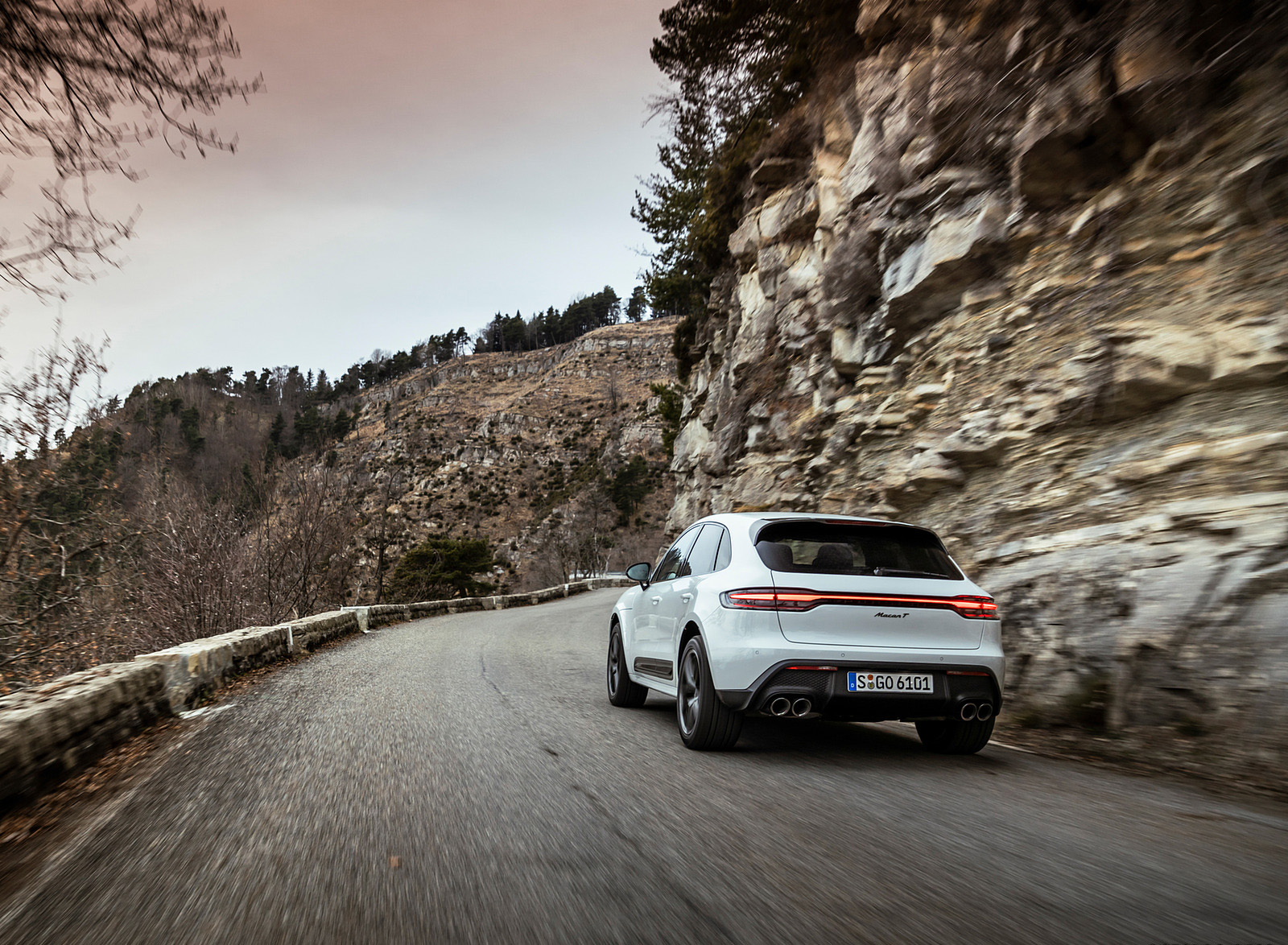 2023 Porsche Macan T (Color: Pure White) Rear Three-Quarter Wallpapers  #20 of 225