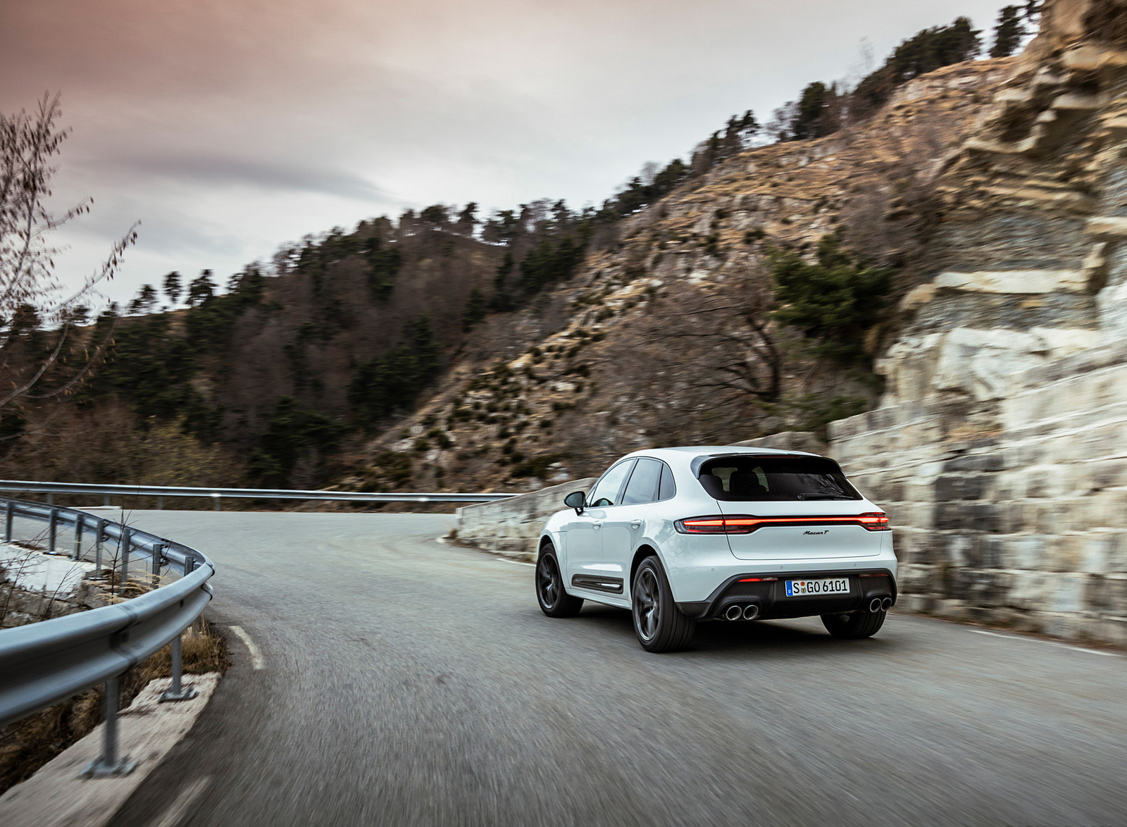 2023 Porsche Macan T (Color: Pure White) Rear Three-Quarter Wallpapers #21 of 225