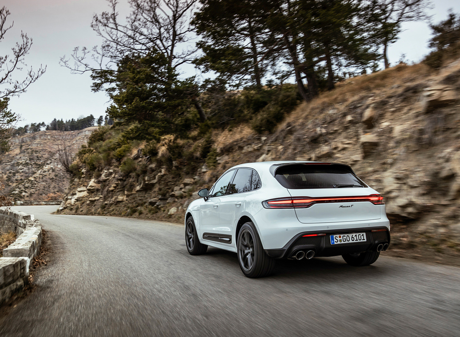 2023 Porsche Macan T (Color: Pure White) Rear Wallpapers #16 of 225