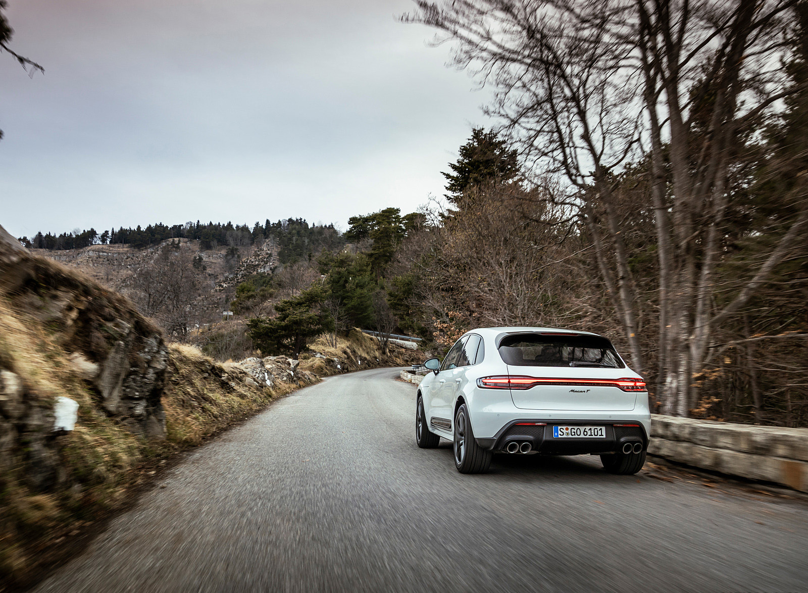 2023 Porsche Macan T (Color: Pure White) Rear Wallpapers  #17 of 225