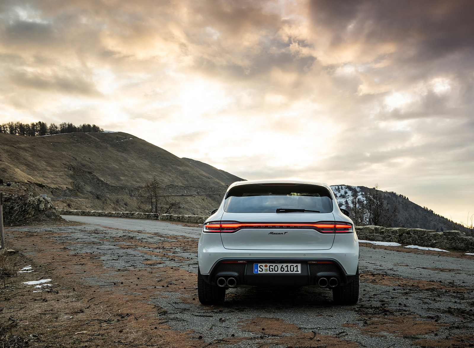 2023 Porsche Macan T (Color: Pure White) Rear Wallpapers #48 of 225