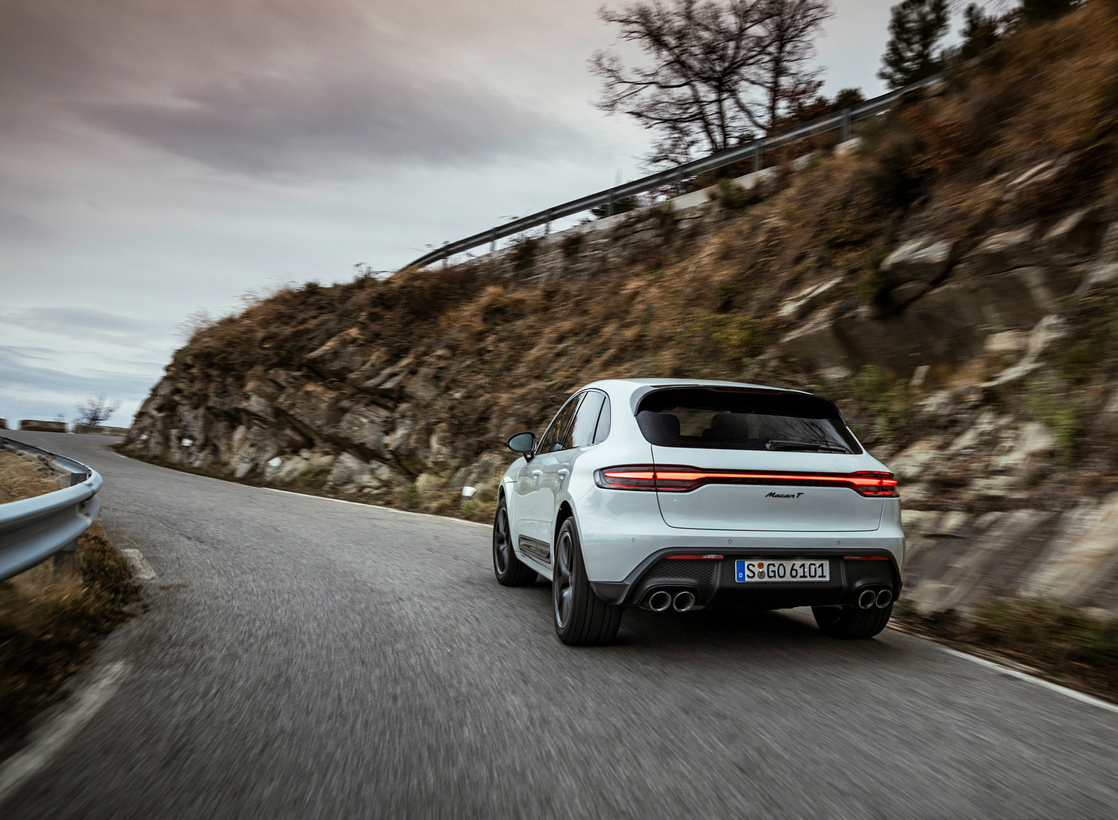 2023 Porsche Macan T (Color: Pure White) Rear Wallpapers #11 of 225