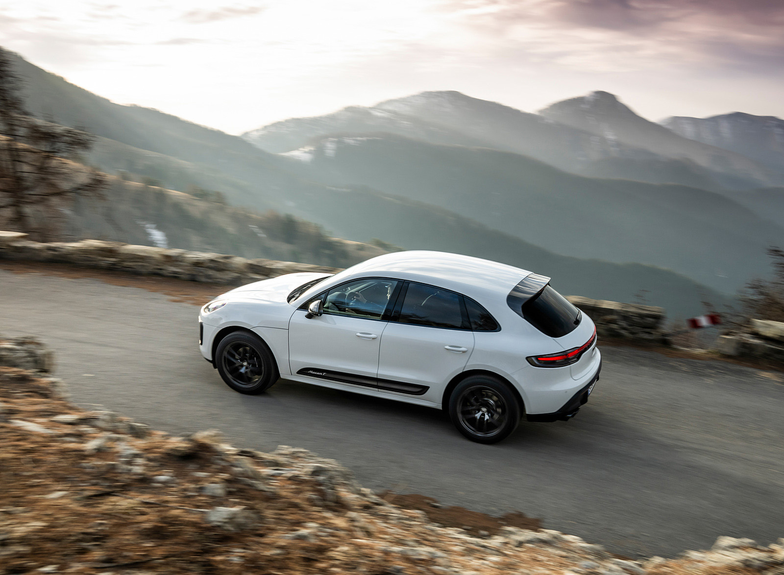 2023 Porsche Macan T (Color: Pure White) Side Wallpapers #36 of 225