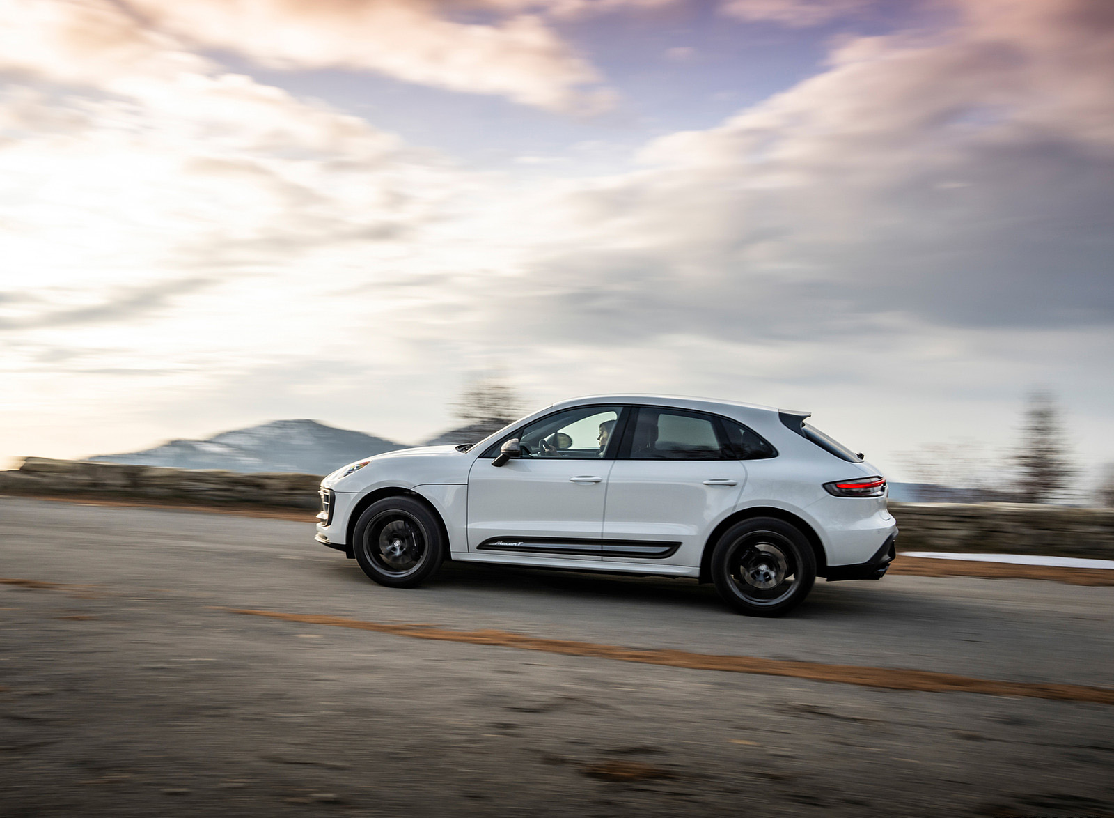 2023 Porsche Macan T (Color: Pure White) Side Wallpapers #38 of 225