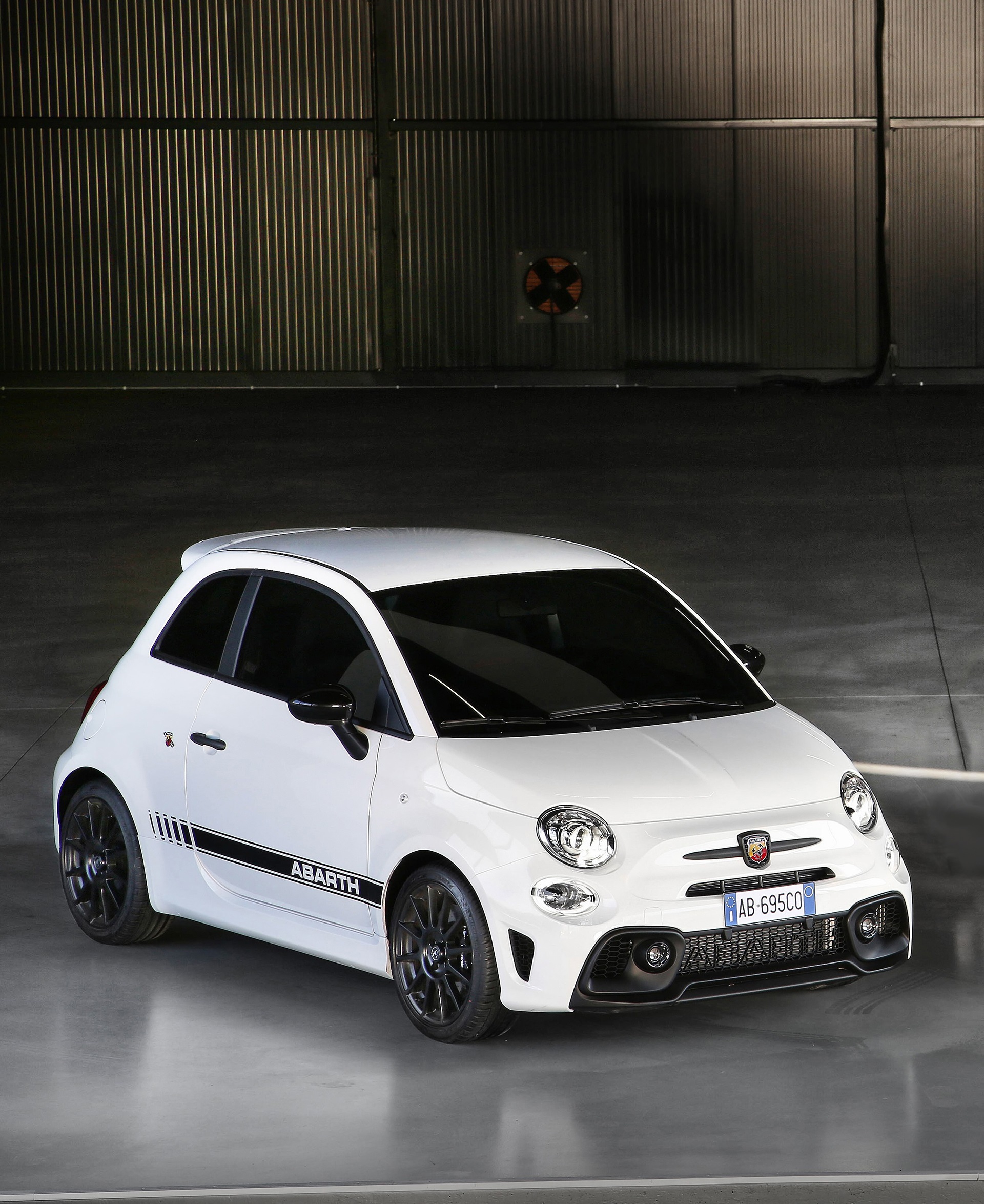2022 Abarth 695 Competizione Front Three-Quarter Wallpapers #14 of 23