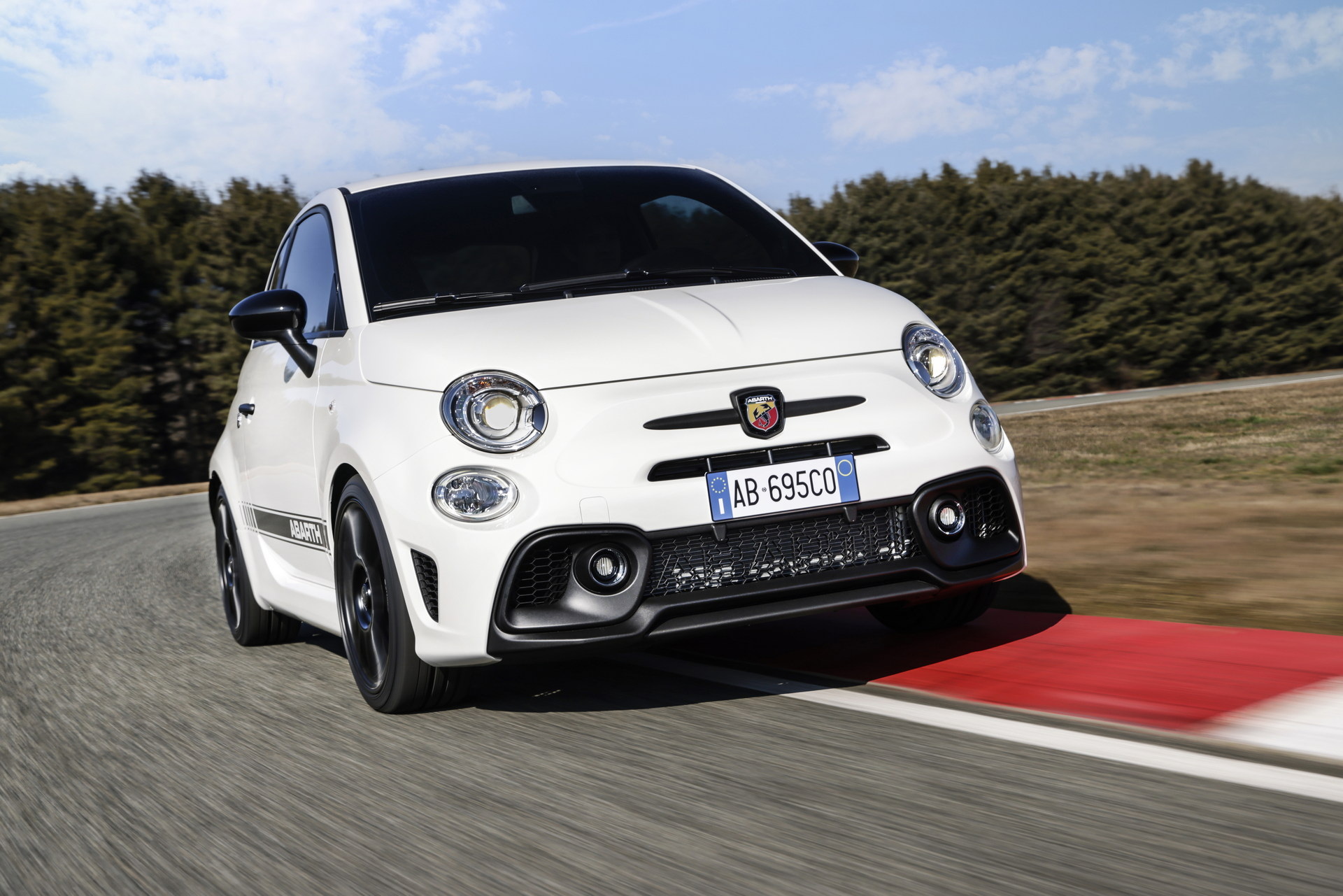 2022 Abarth 695 Competizione Front Wallpapers (1)