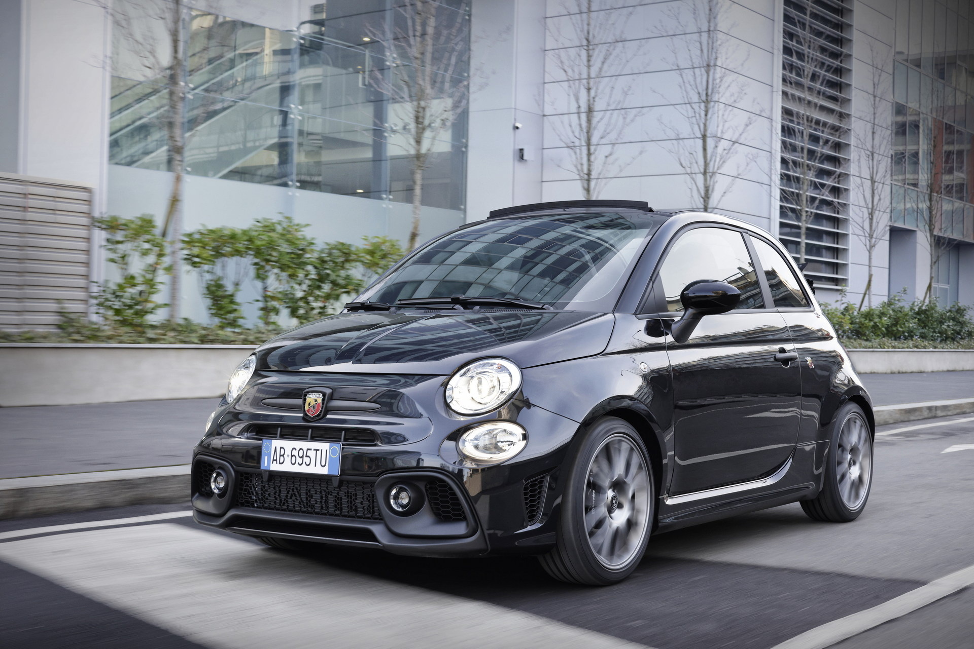 2022 Abarth 695 Turismo Front Three-Quarter Wallpapers (2)