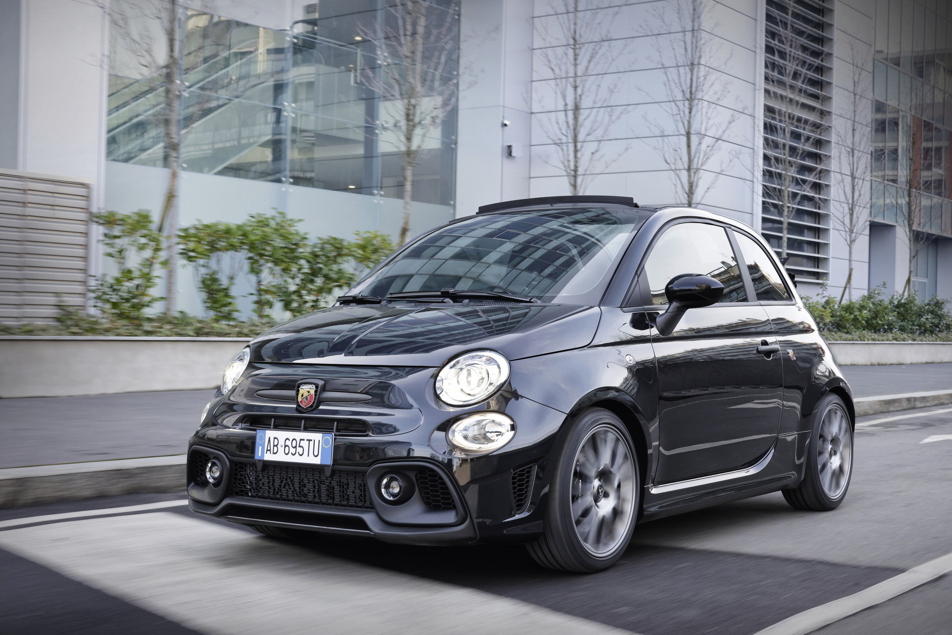 2022 Abarth 695 Turismo Front Three-Quarter Wallpapers #2 of 16