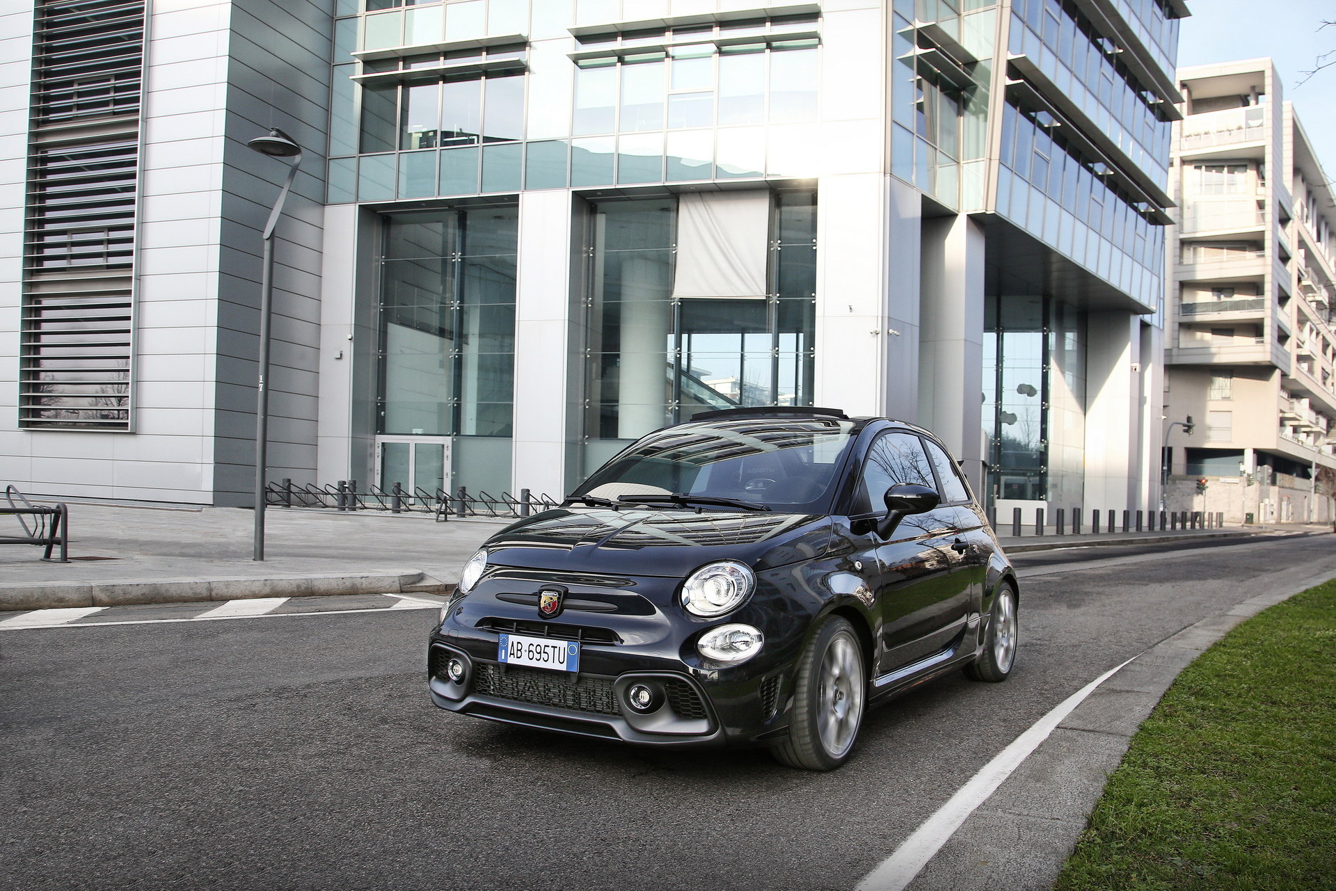 2022 Abarth 695 Turismo Front Three-Quarter Wallpapers (4)