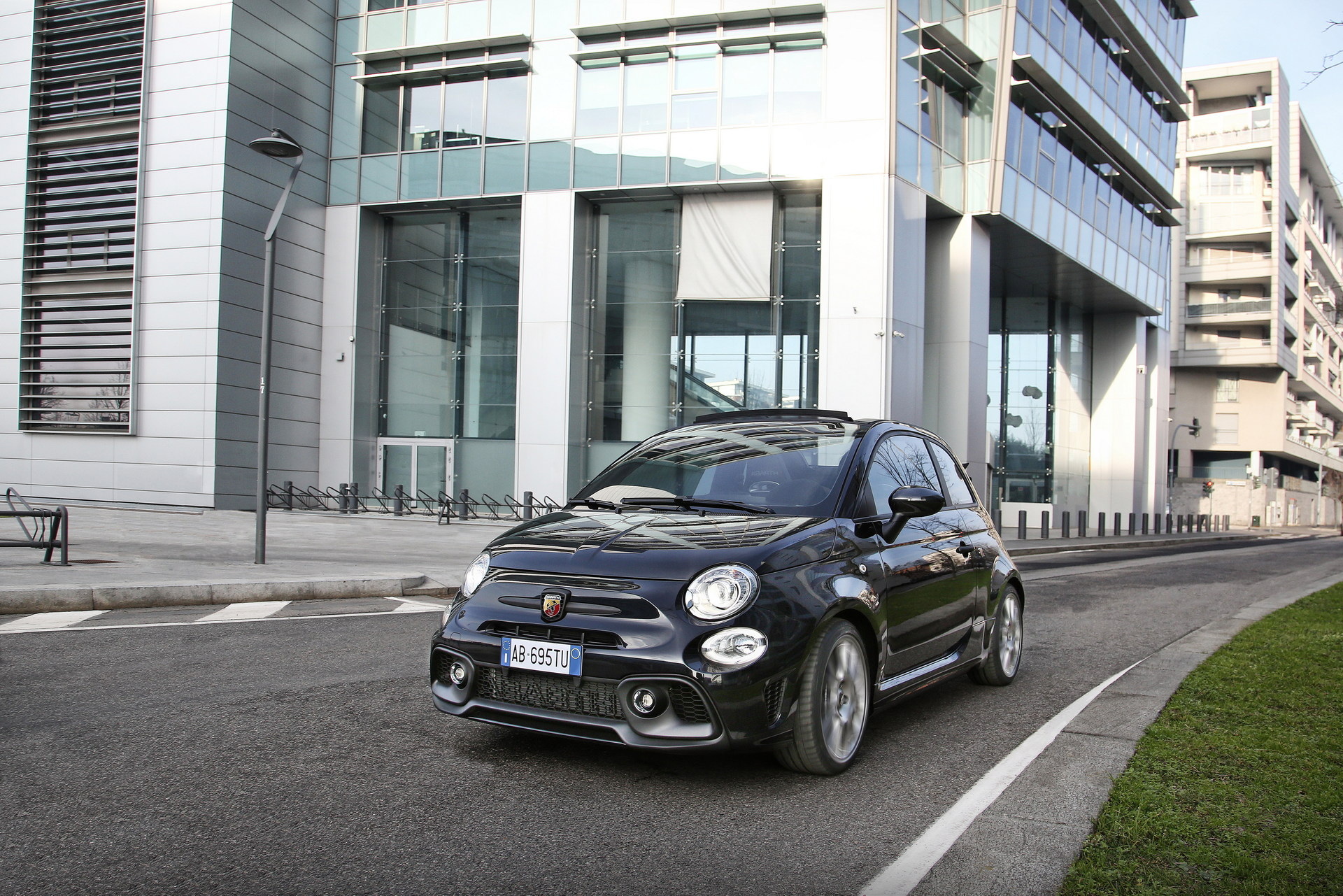 2022 Abarth 695 Turismo Front Three-Quarter Wallpapers #4 of 16