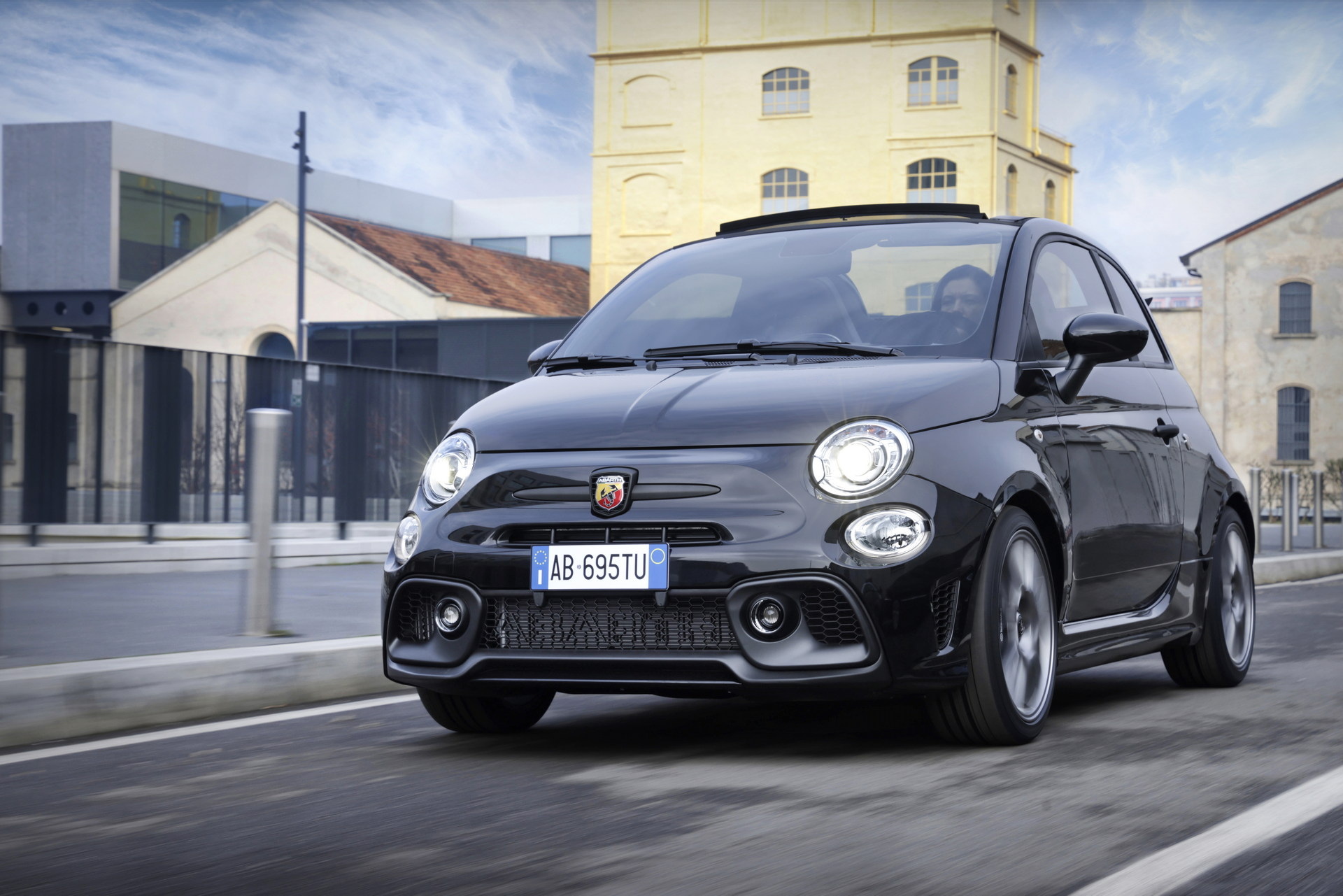 2022 Abarth 695 Turismo Front Wallpapers (5)