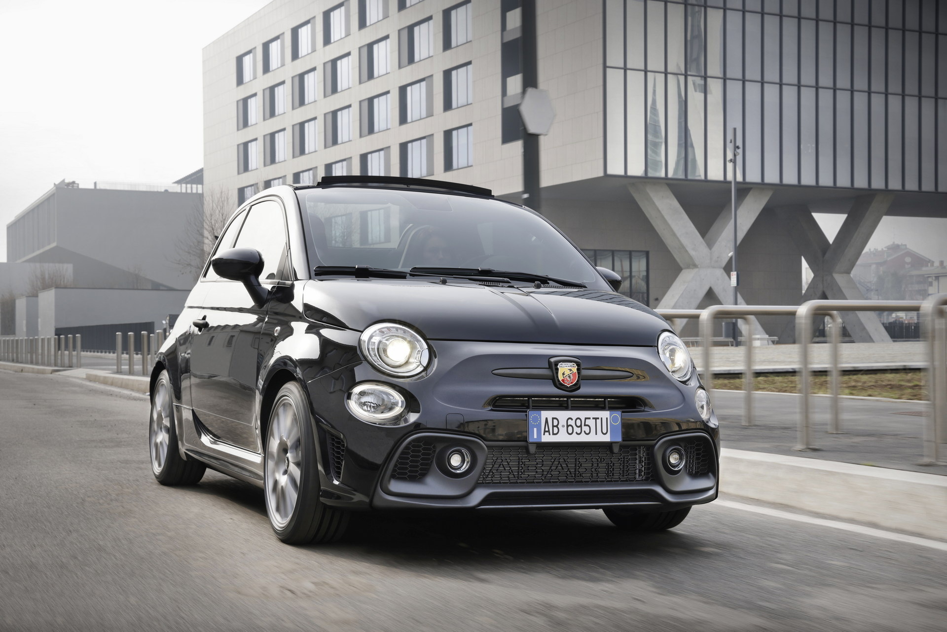 2022 Abarth 695 Turismo Front Wallpapers (1)