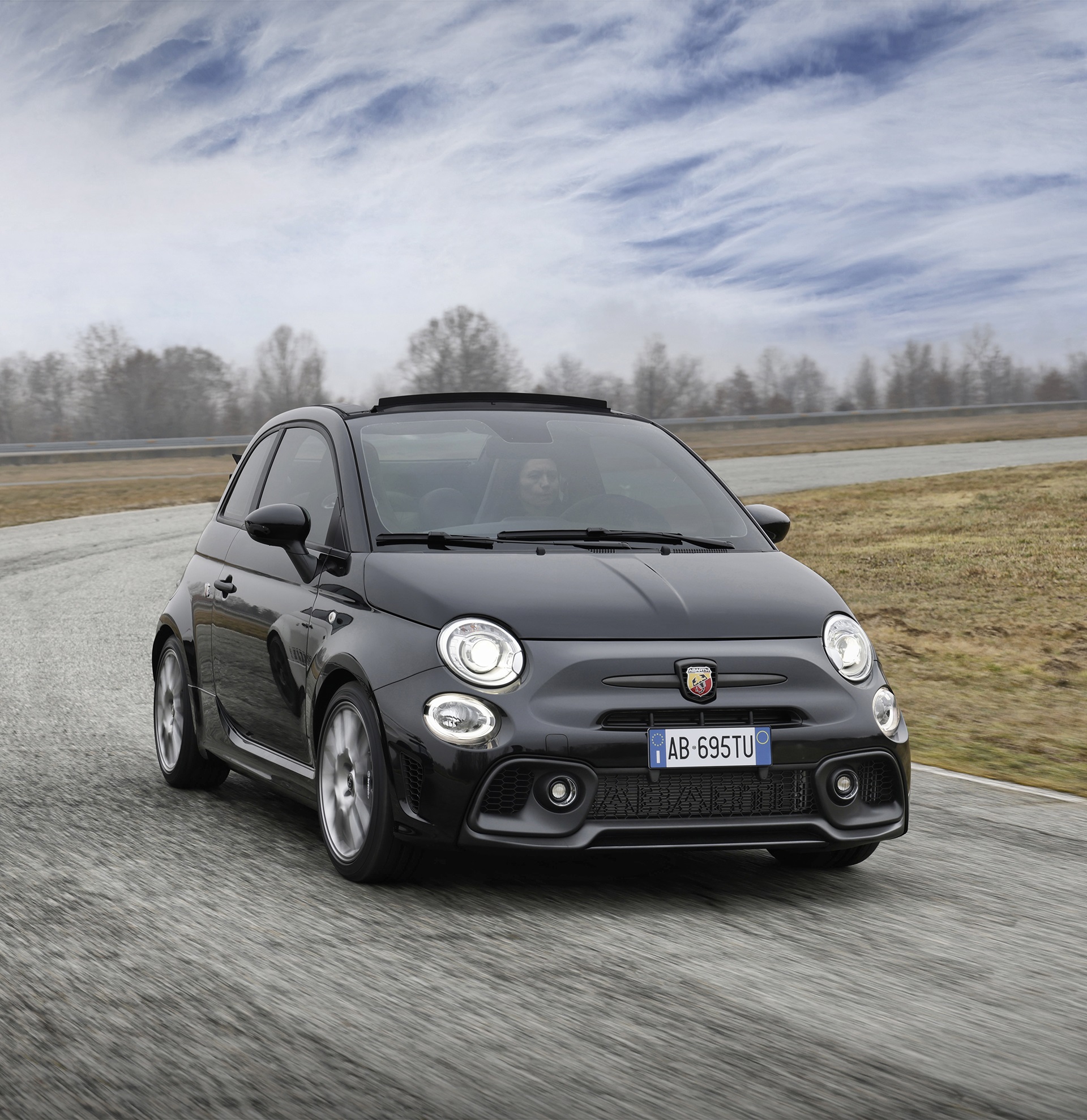 2022 Abarth 695 Turismo Front Wallpapers (9)