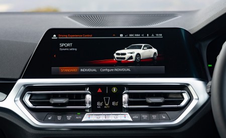 2022 BMW 2 Series 220i Coupé (UK-Spec) Central Console Wallpapers 450x275 (71)