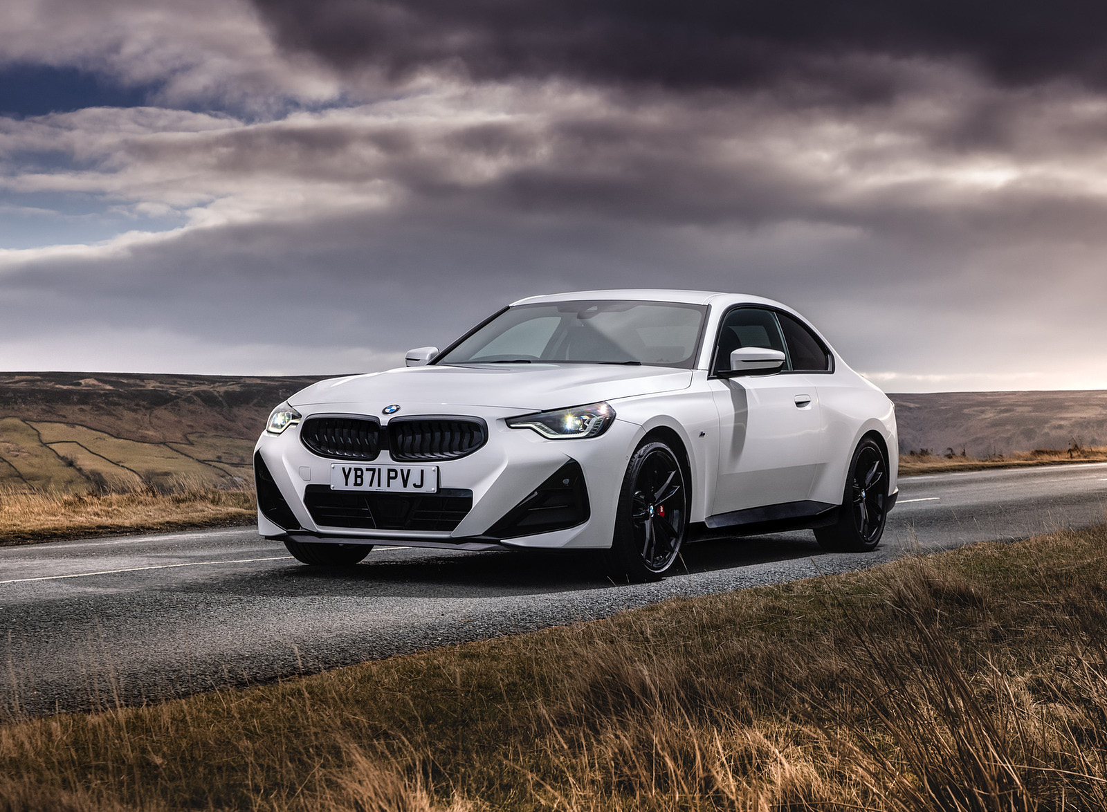 2022 BMW 2 Series 220i Coupé (UK-Spec) Front Three-Quarter Wallpapers #56 of 80