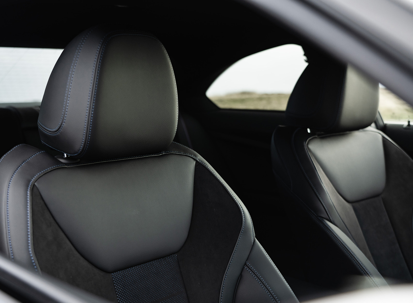 2022 BMW 2 Series 220i Coupé (UK-Spec) Interior Front Seats Wallpapers  #78 of 80
