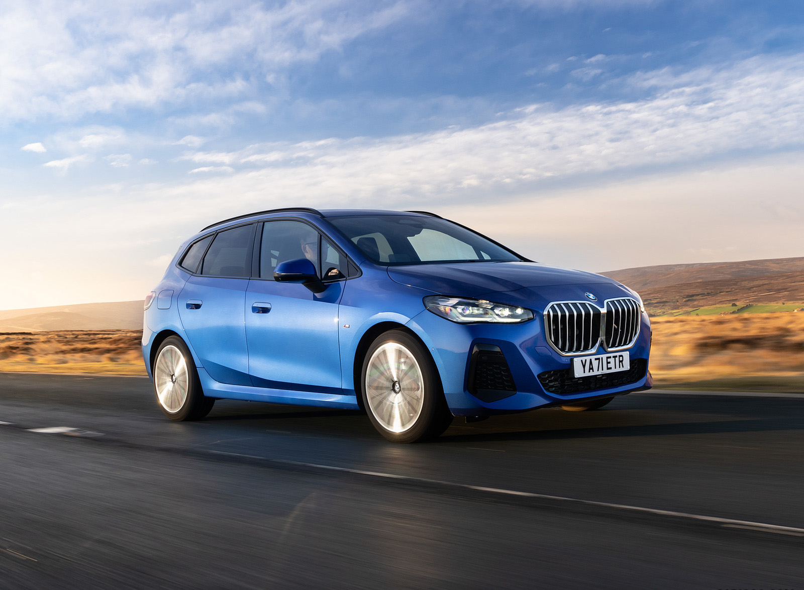 2022 BMW 2 Series 223i Active Tourer (UK-Spec) Front Three-Quarter Wallpapers #1 of 83