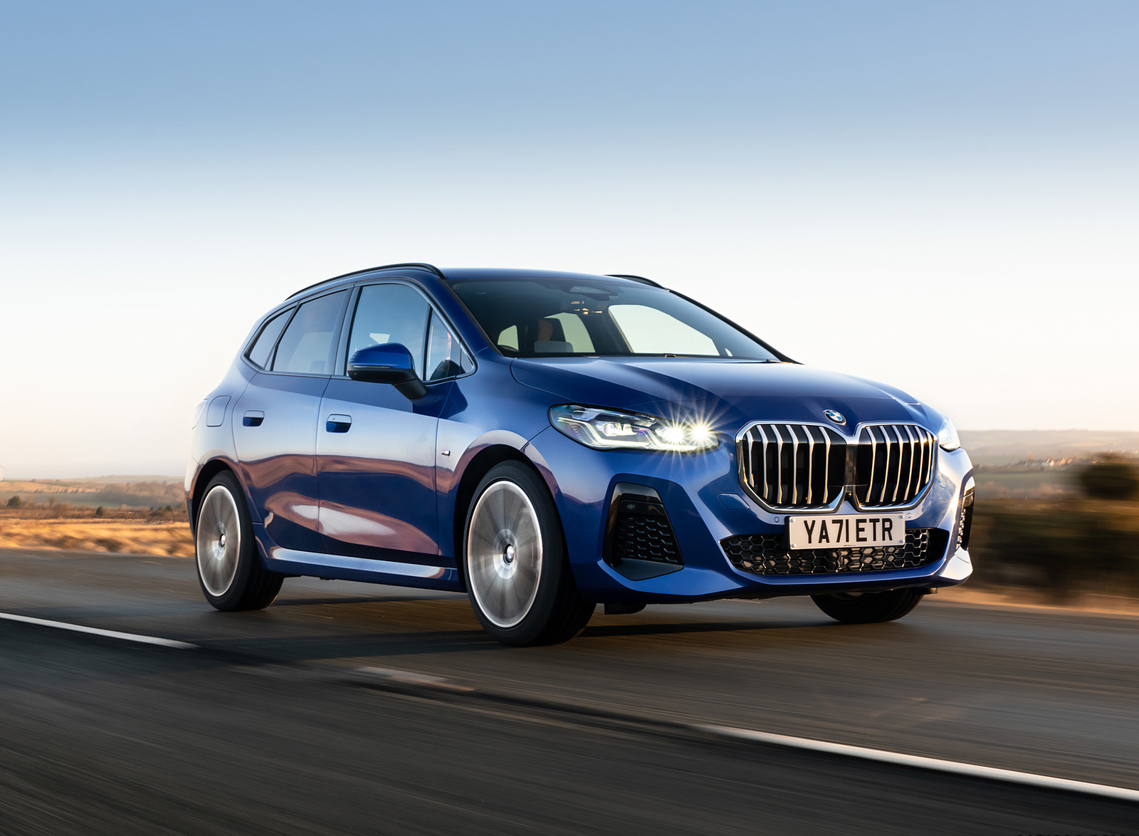 2022 BMW 2 Series 223i Active Tourer (UK-Spec) Front Three-Quarter Wallpapers #2 of 83