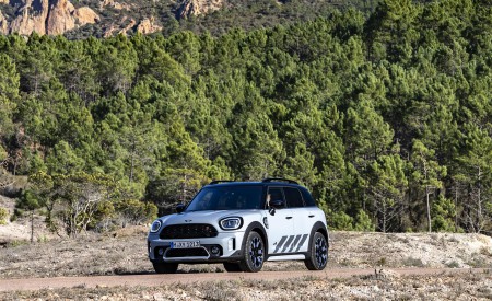 2022 MINI Cooper S Countryman ALL4 Untamed Edition Front Three-Quarter Wallpapers 450x275 (3)