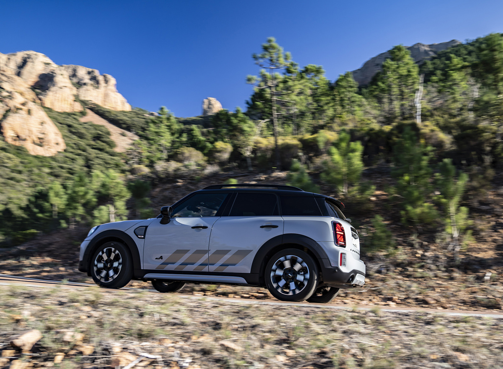 2022 MINI Cooper S Countryman ALL4 Untamed Edition Side Wallpapers (2)