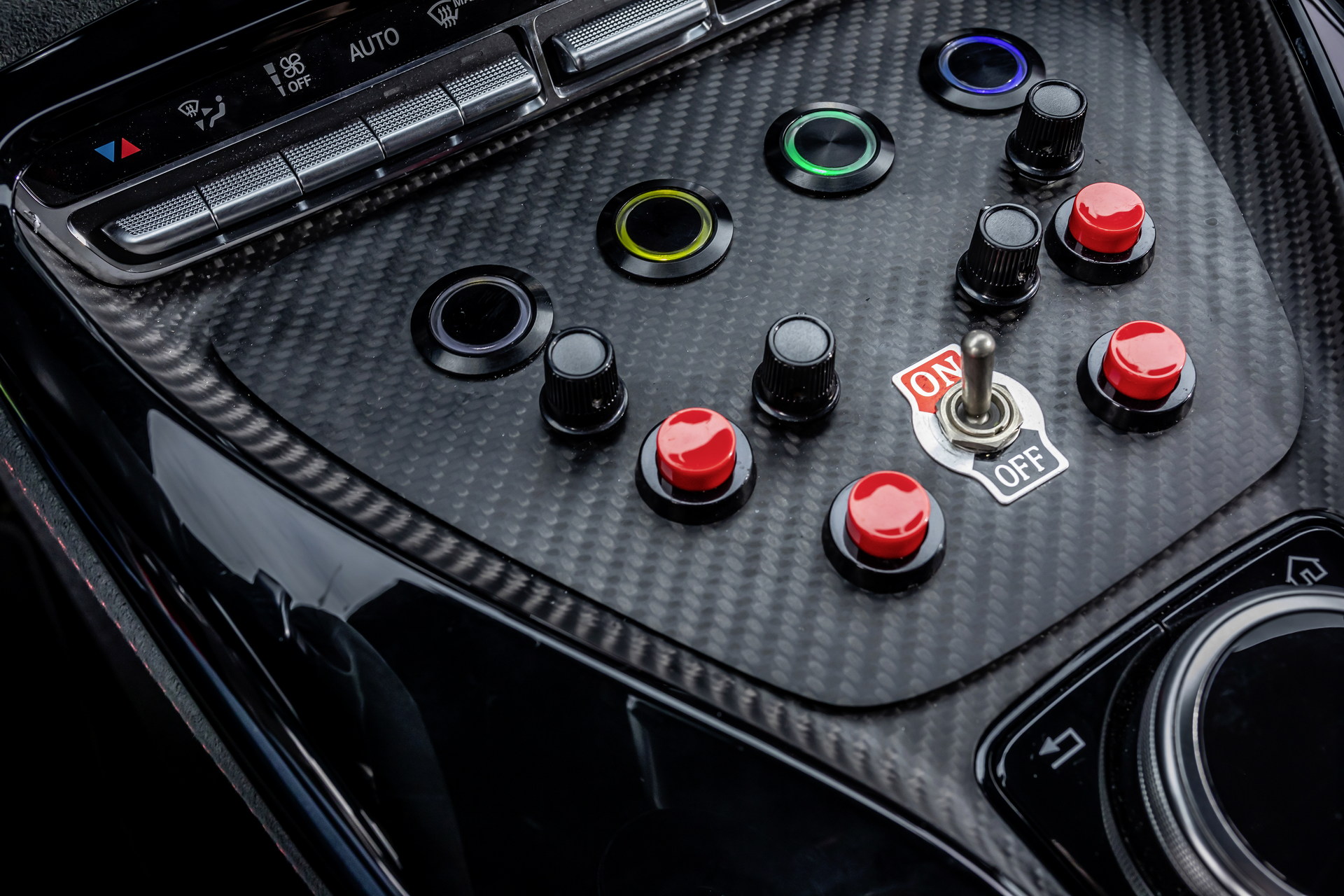 2022 Mercedes-AMG GT 63 S F1 Medical Car Central Console Wallpapers #32 of 36