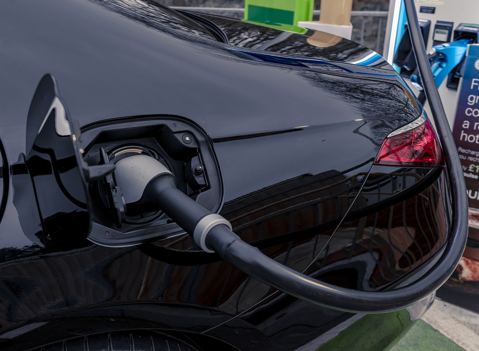 2022 Mercedes-Benz S 580 e L Plug-In Hybrid (UK-Spec) Charging Connector Wallpapers #34 of 63
