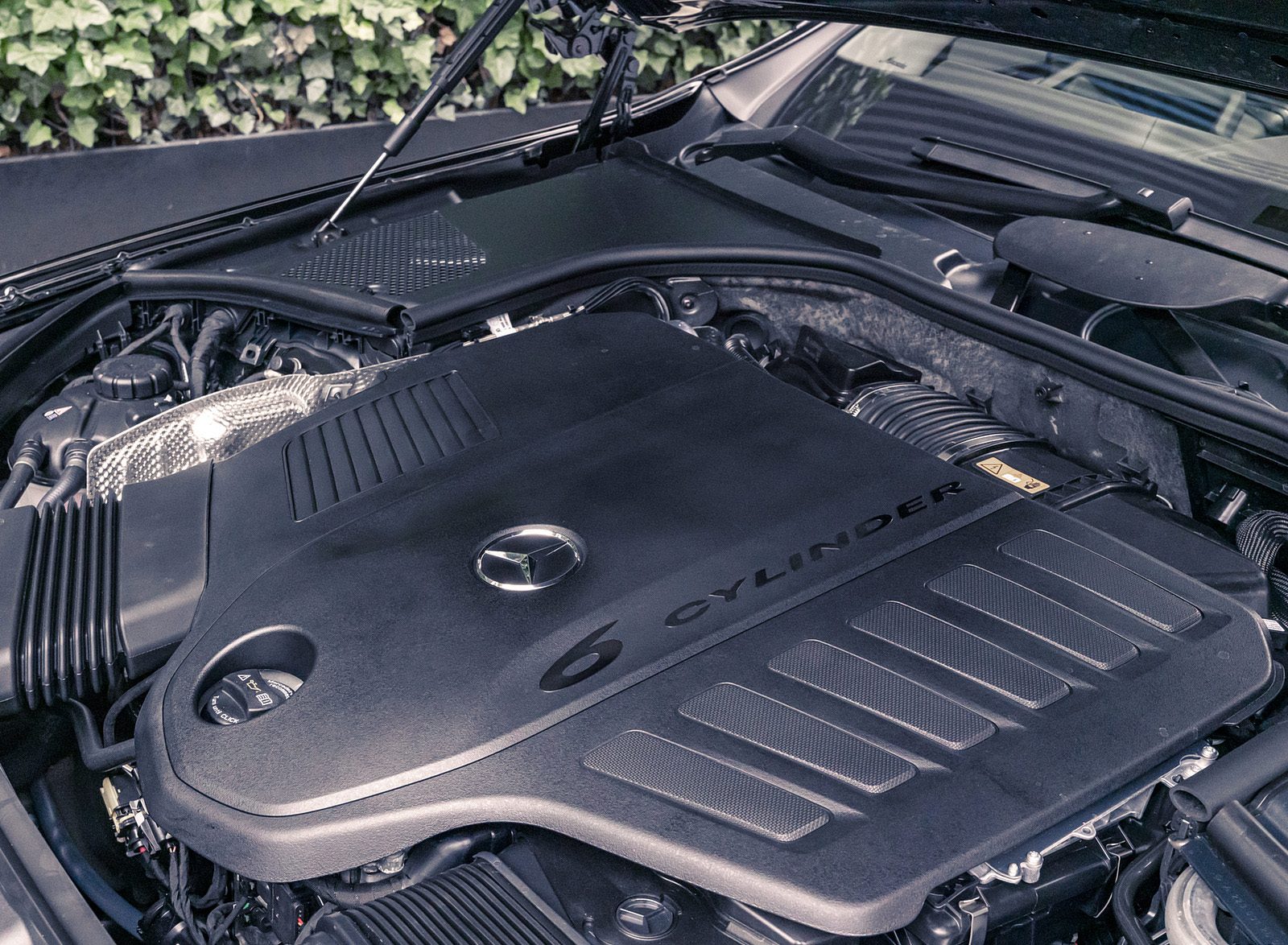 2022 Mercedes-Benz S 580 e L Plug-In Hybrid (UK-Spec) Engine Wallpapers #37 of 63