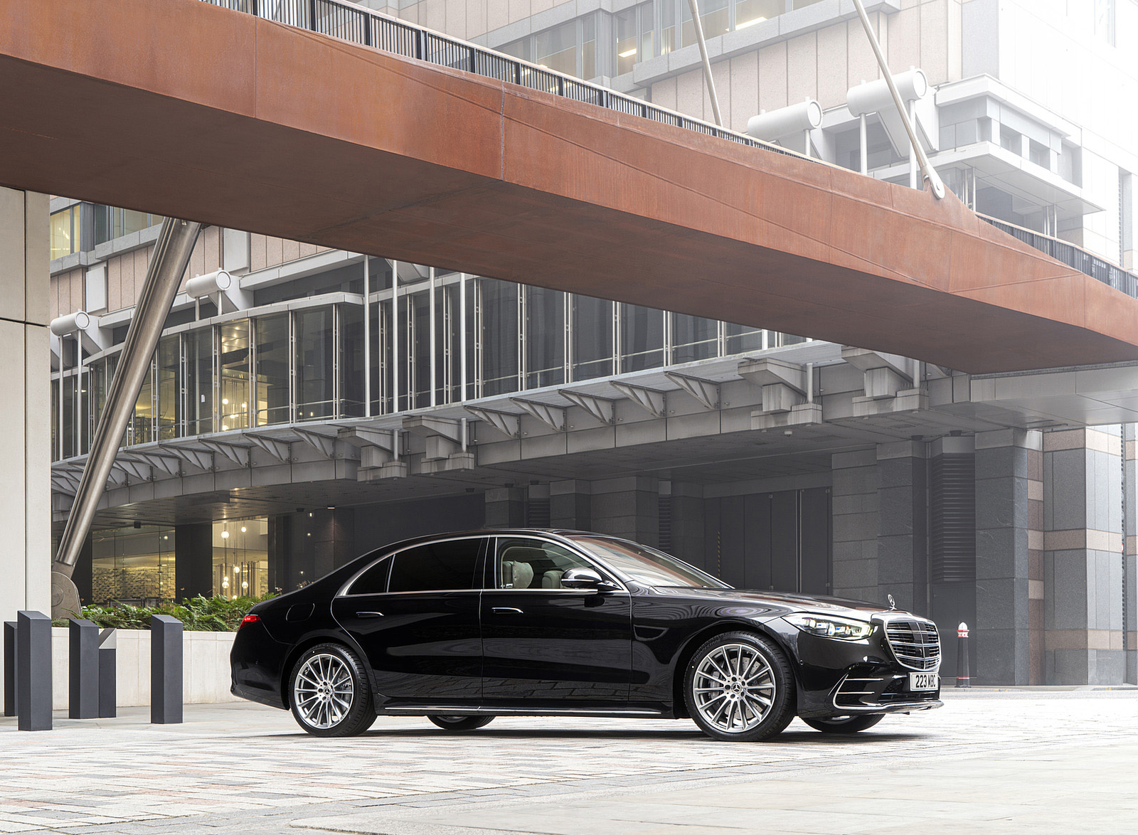 2022 Mercedes-Benz S 580 e L Plug-In Hybrid (UK-Spec) Front Three-Quarter Wallpapers #19 of 63