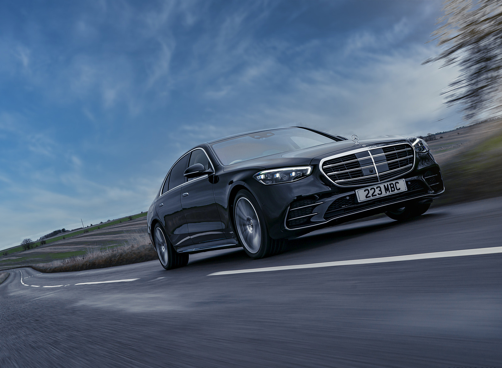 2022 Mercedes-Benz S 580 e L Plug-In Hybrid (UK-Spec) Front Three-Quarter Wallpapers #5 of 63