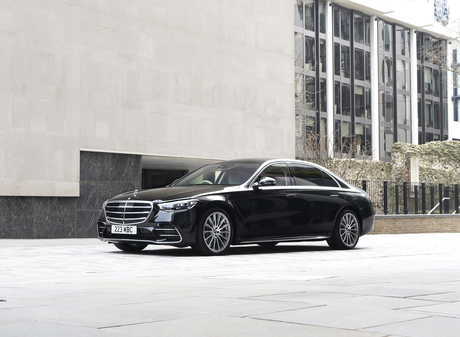 2022 Mercedes-Benz S 580 e L Plug-In Hybrid (UK-Spec) Front Three-Quarter Wallpapers #20 of 63