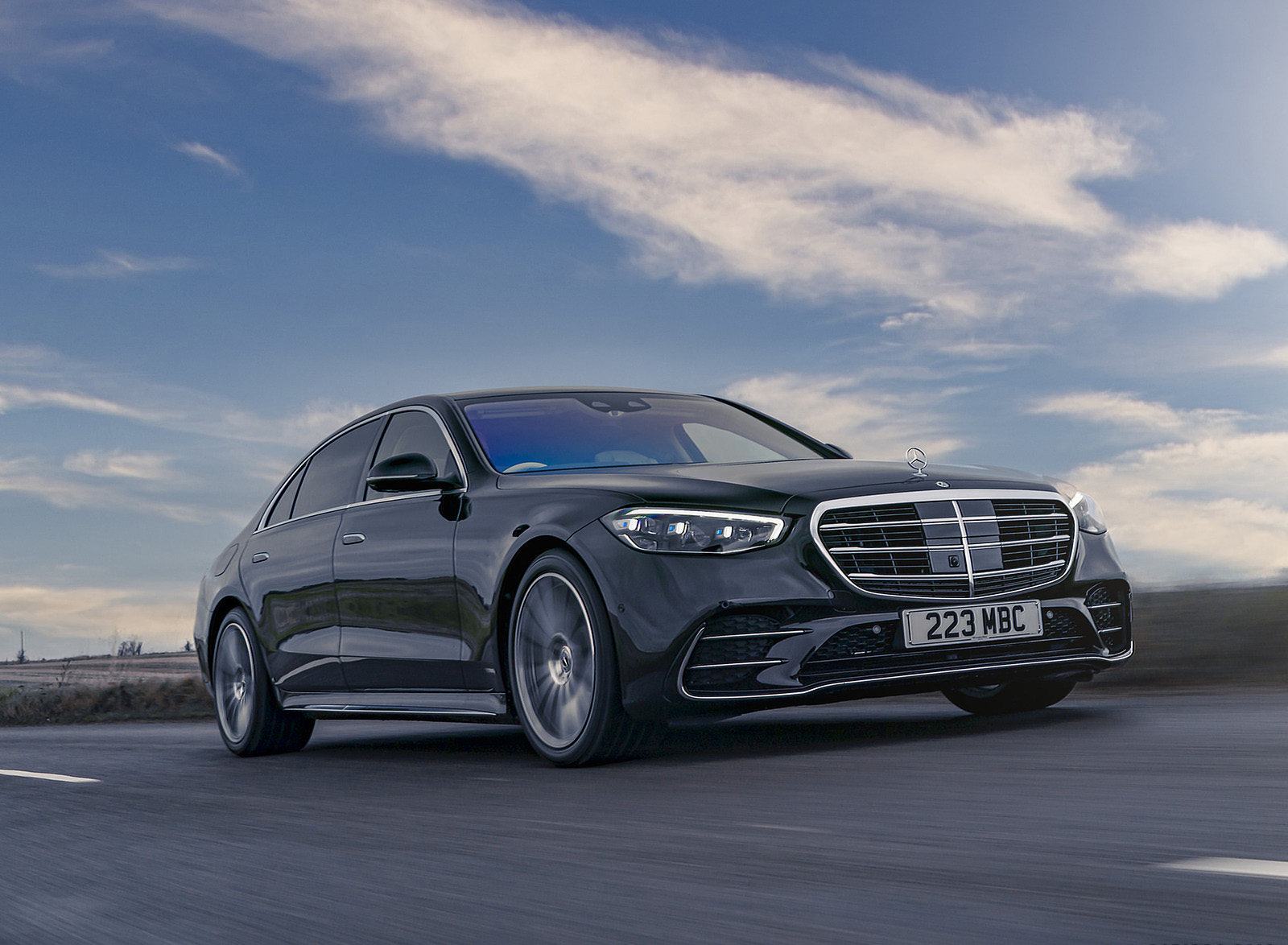 2022 Mercedes-Benz S 580 e L Plug-In Hybrid (UK-Spec) Front Three-Quarter Wallpapers (1)