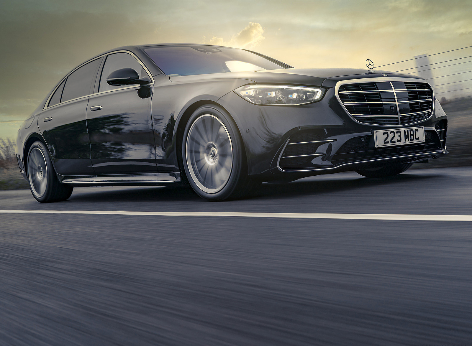 2022 Mercedes-Benz S 580 e L Plug-In Hybrid (UK-Spec) Front Three-Quarter Wallpapers #4 of 63