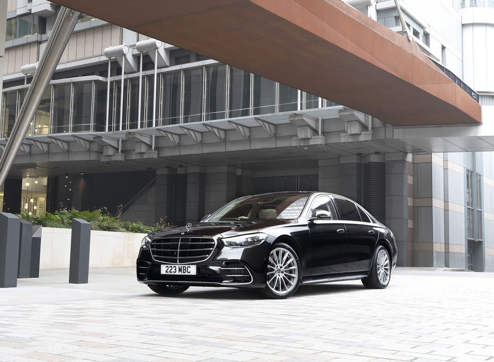 2022 Mercedes-Benz S 580 e L Plug-In Hybrid (UK-Spec) Front Three-Quarter Wallpapers #21 of 63