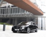 2022 Mercedes-Benz S 580 e L Plug-In Hybrid (UK-Spec) Front Three-Quarter Wallpapers 150x120 (22)