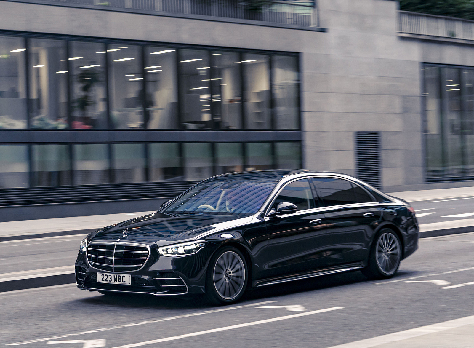 2022 Mercedes-Benz S 580 e L Plug-In Hybrid (UK-Spec) Front Three-Quarter Wallpapers #12 of 63