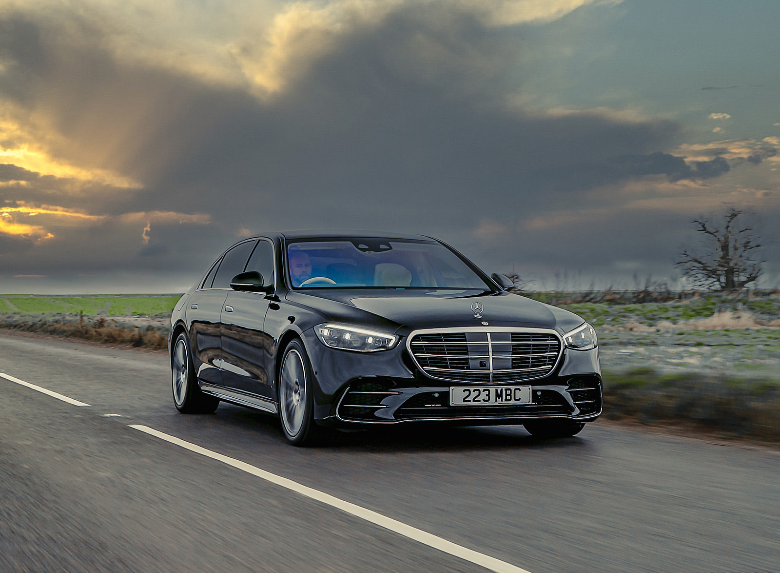 2022 Mercedes-Benz S 580 e L Plug-In Hybrid (UK-Spec) Front Three-Quarter Wallpapers #6 of 63