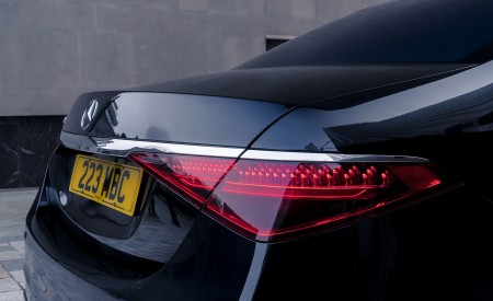 2022 Mercedes-Benz S 580 e L Plug-In Hybrid (UK-Spec) Tail Light Wallpapers 450x275 (35)
