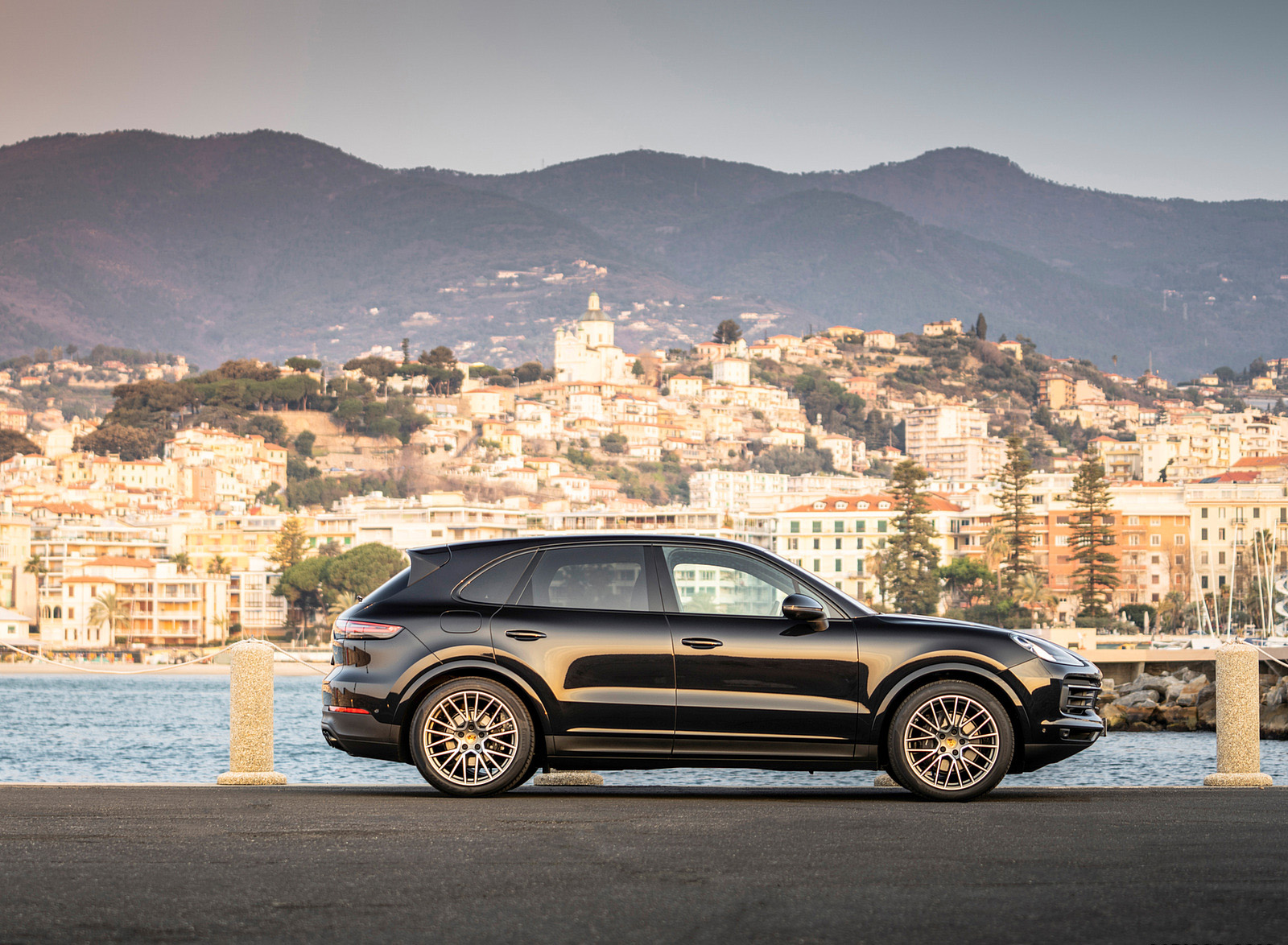 2022 Porsche Cayenne Platinum Edition (Color: Jet Black Metallic) Side Wallpapers #17 of 30