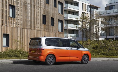 2022 Volkswagen Multivan (UK-Spec) Rear Three-Quarter Wallpapers 450x275 (17)