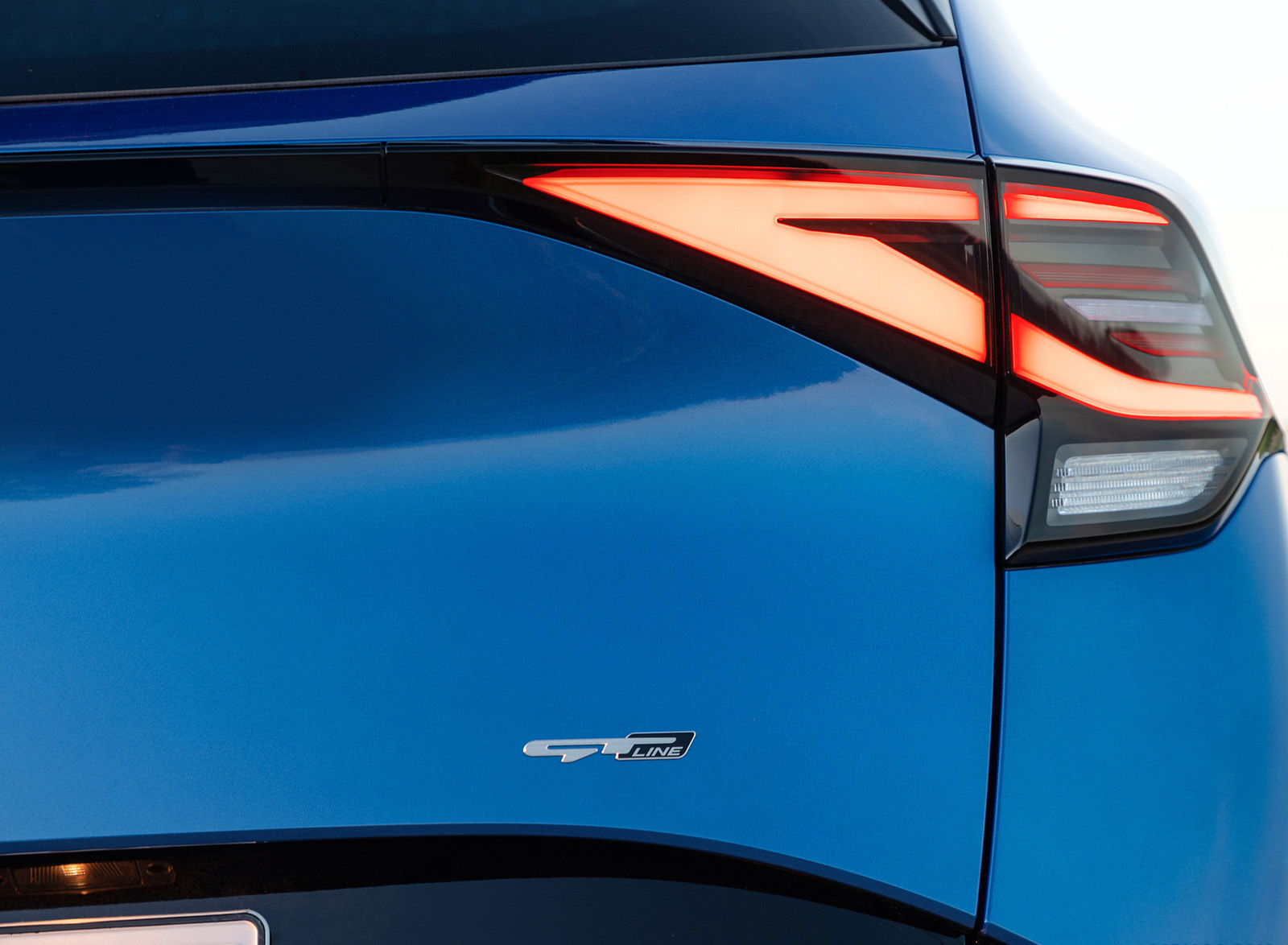 2023 Kia Sportage (Color: Blue Flame; Euro-Spec) Tail Light Wallpapers #76 of 106